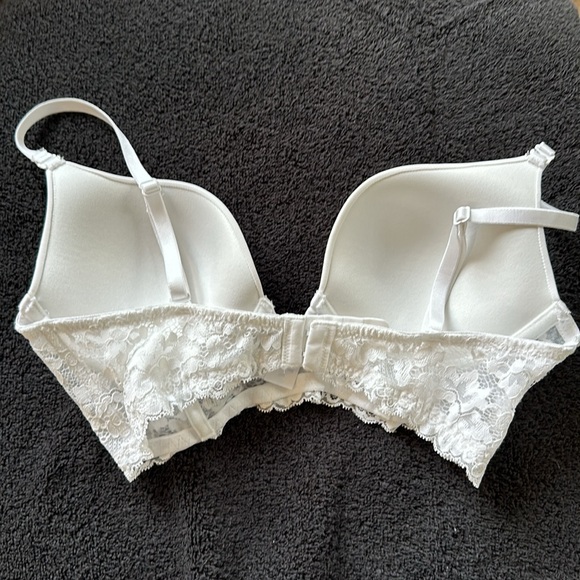 Deep plunge. Padded. Bra - Picture 2 of 4